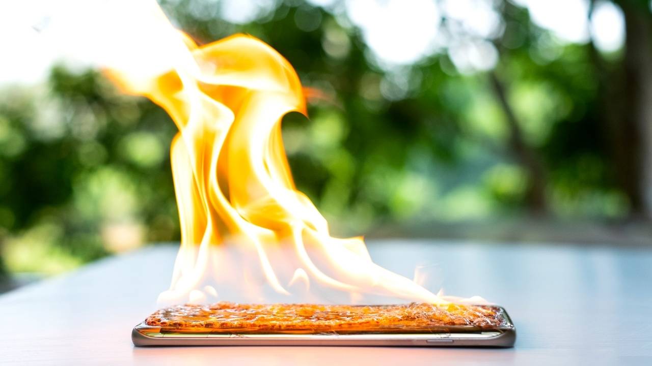 5 Important Causes Why Smartphones Catch Fire You must know